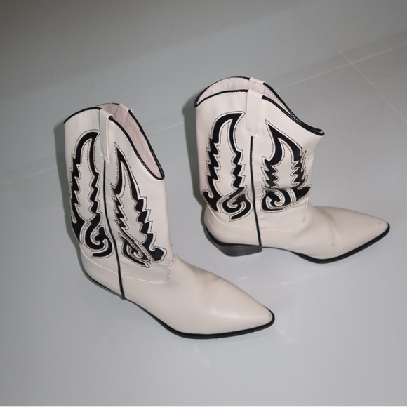 White and black cowgirl boots - Picture 1 of 6